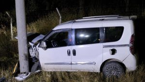 Aydınlatma direğine çarpan otomobilin alkollü sürücüsü yaralandı