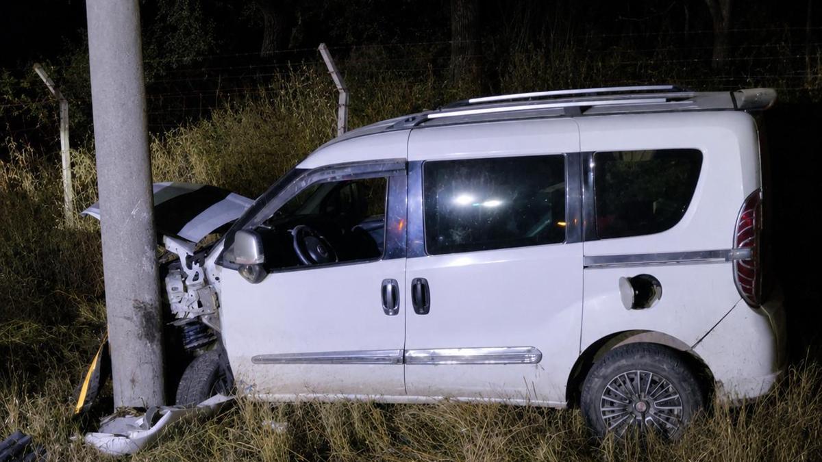Aydınlatma direğine çarpan otomobilin alkollü sürücüsü yaralandı