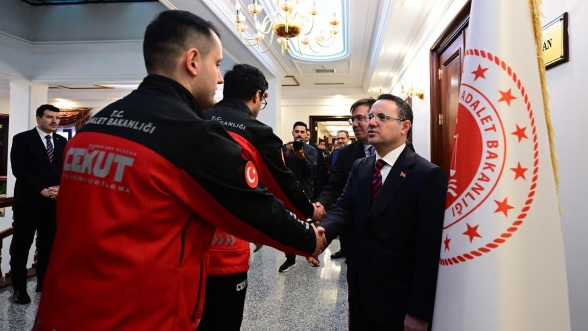 Bakan Gürlek, HSK üyeleri, birim amirleri ve bakanlık personeliyle bayramlaştı