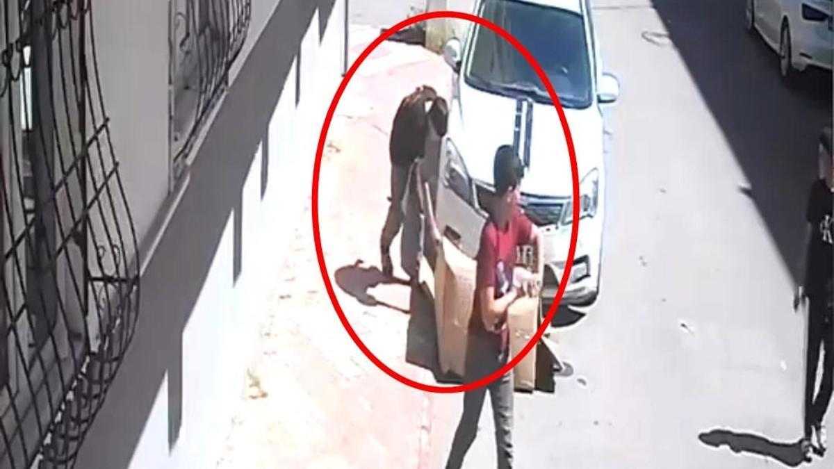 Çocuğun yaktığı karton, otomobili tutuşturdu; o anlar kamerada