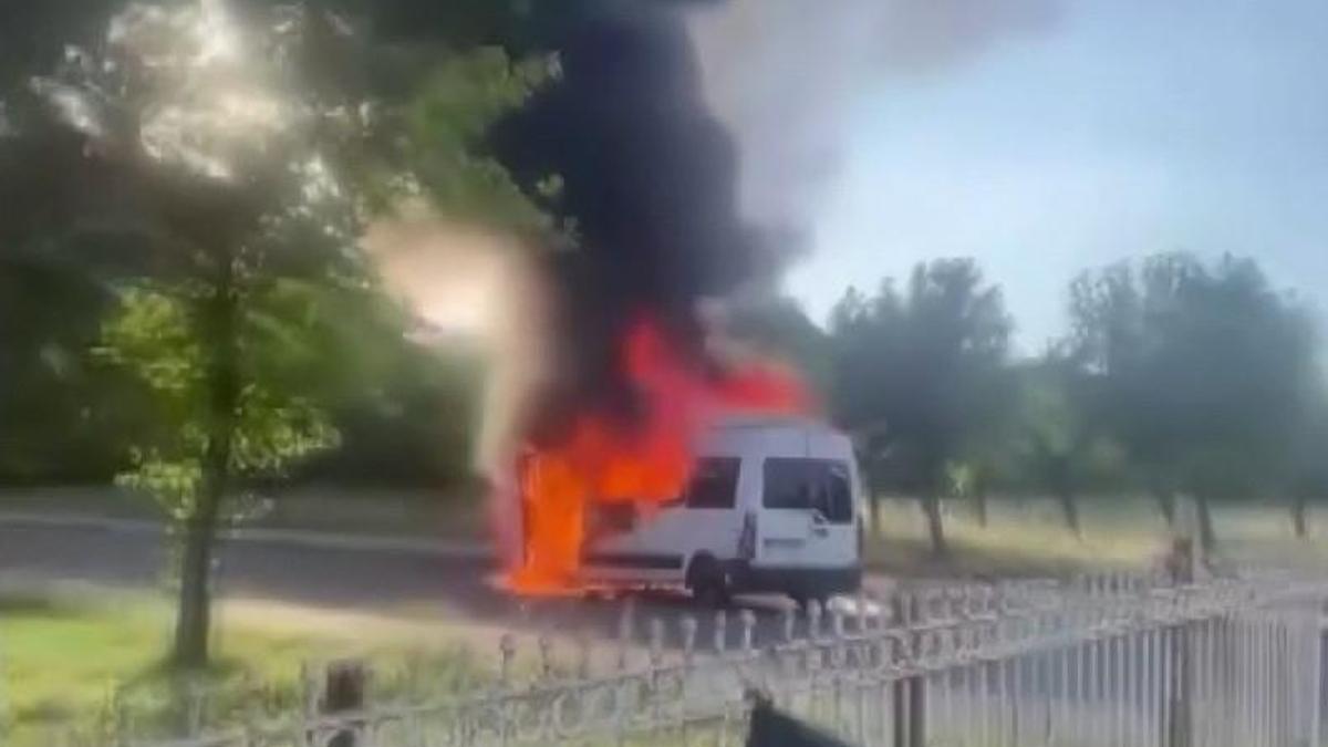 Diyarbakır’da seyir halindeki minibüs alev alev yandı