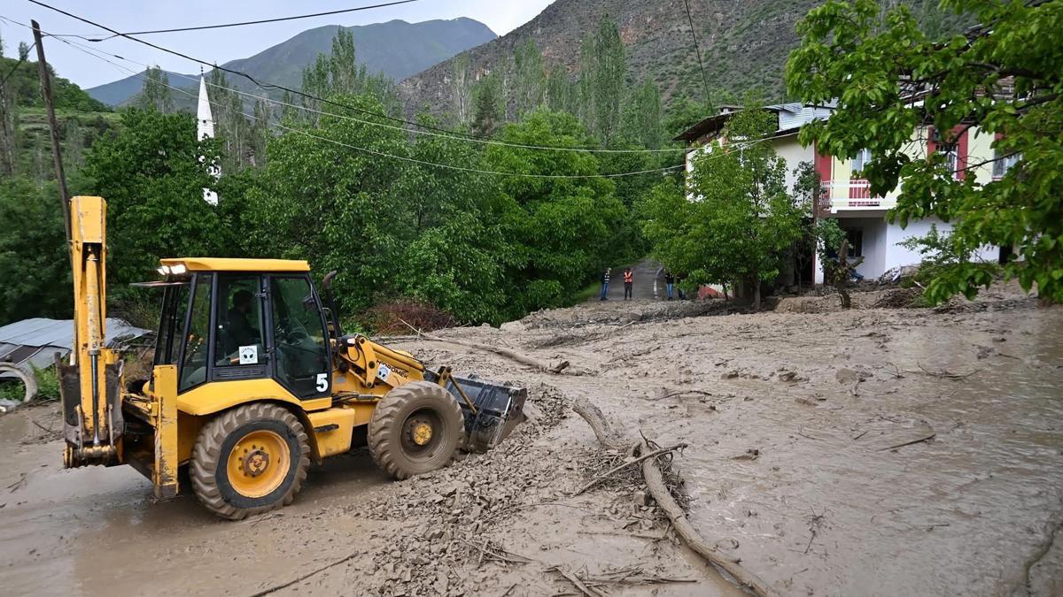 Erzurum'da heyelan; yollar ulaşıma kapandı