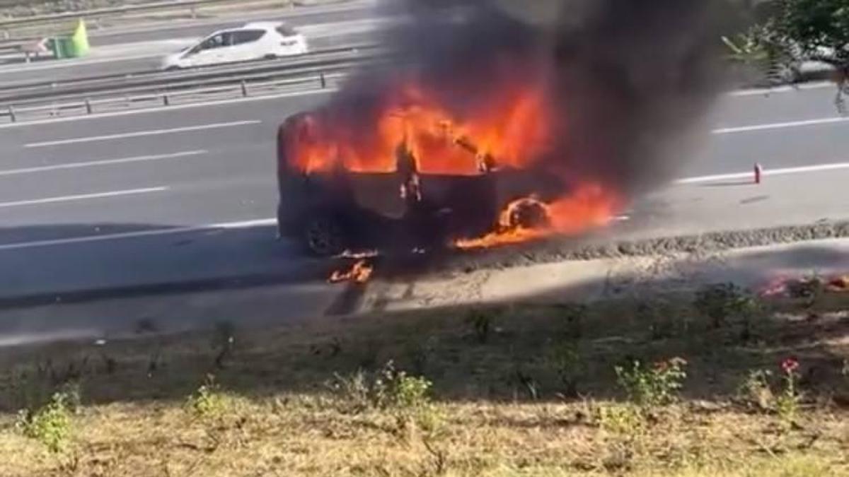 Esenyurt TEM Otoyolu'nda seyir halindeki hafif ticari araç alev alev yandı