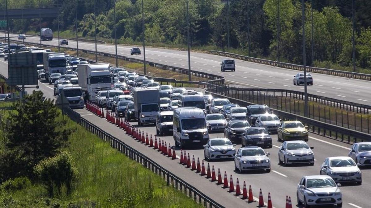 İSTANBUL-ANKARA YOLUNDA TRAFİK KESİLDİ: TEM Otoyolunda büyük çalışma! Kocaeli geçişi trafiğe kapatıldı
