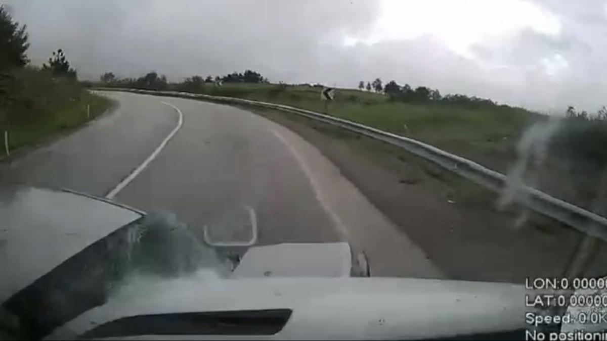 Minibüs ile otomobilin çarpıştığı kaza kamerada; 6 yaralı
