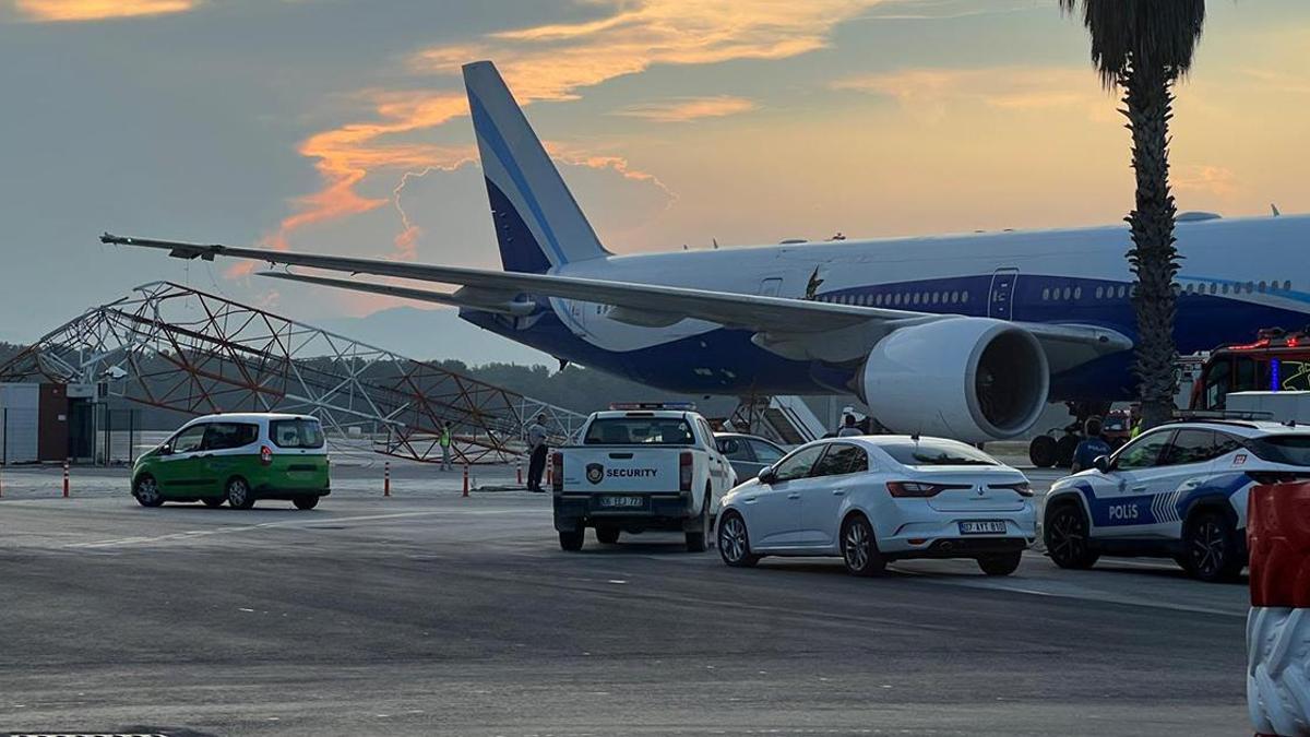 Yolcu uçağı, Antalya Havalimanında radar direğine çarptı - CNN TÜRK Haberler